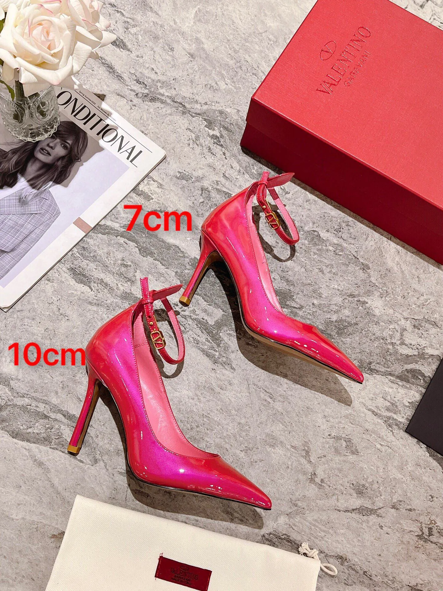 👟👟Ex-factory price 440👟👟 Genuine leather sole +40 Top version 𝑉𝐴𝐿𝐸𝑁𝑇𝐼𝑁𝑂 Valentino new spring and summer women's 6⃣️color patent leather shoes. Unique (small V-label buckle) hardware brings out a full sense of high-end, and the new season will live up to expectations! Worth buying ★ Qipi is absolutely high-grade ❥Original method, absolutely sensual ❥Elegant style, creating a different feeling, simple and elegant style!  Code number: 35-41 (34-42 customized) Fabric: Imported patent leather Lining: Sheepskin lining Heel height: 7cm-10cm2⃣️Various heel height options Leather outsole Rubber outsole